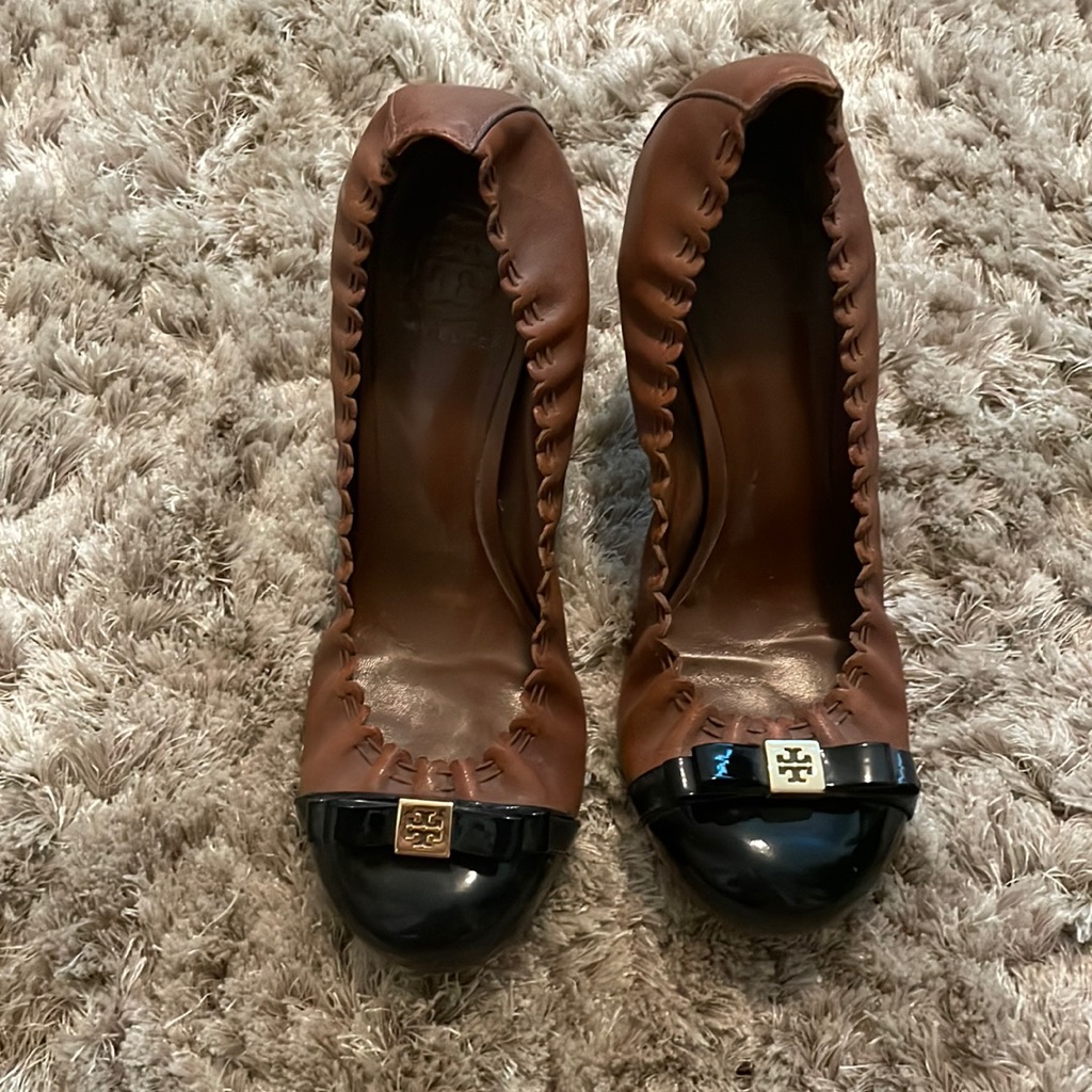 Tory Burch Brown Leather Ballet Flats With Black Patent Toe And Gold Logo